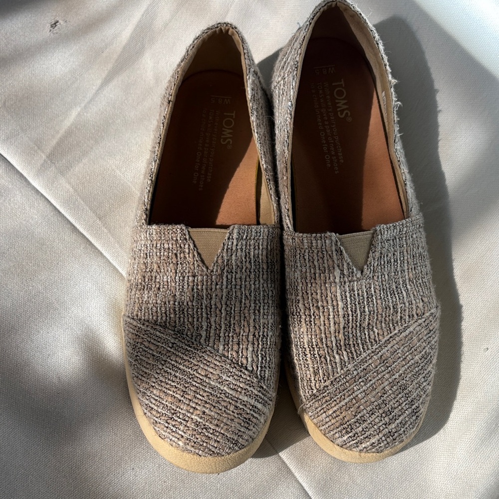 TOMS Women's Textured Beige Loafers